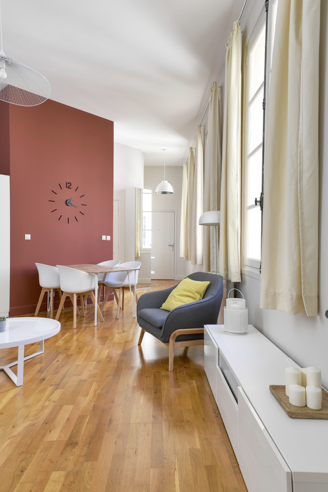 Foto de salón abierto moderno grande con paredes beige, suelo de madera en tonos medios y suelo marrón