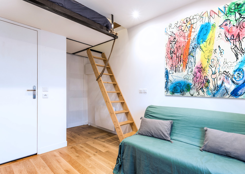 На фото: маленькая двухуровневая гостиная комната в современном стиле с белыми стенами, светлым паркетным полом и разноцветным полом без камина, телевизора для на участке и в саду