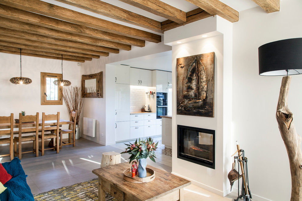 Imagen de salón de estilo de casa de campo con chimenea de doble cara