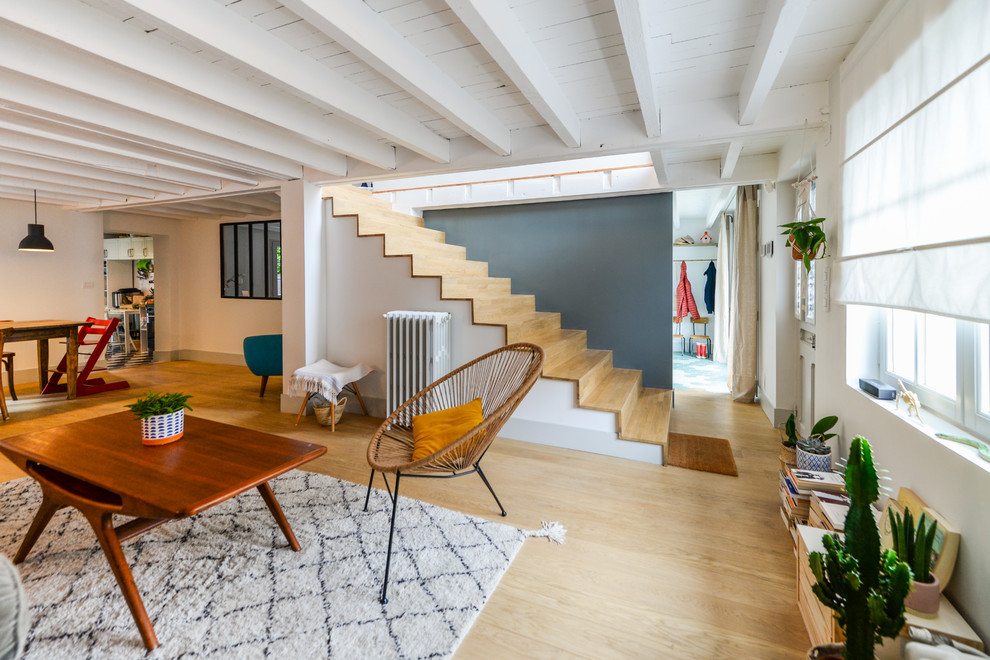 Diseño de salón para visitas abierto contemporáneo extra grande sin televisor con suelo de madera clara, suelo beige, paredes grises y estufa de leña