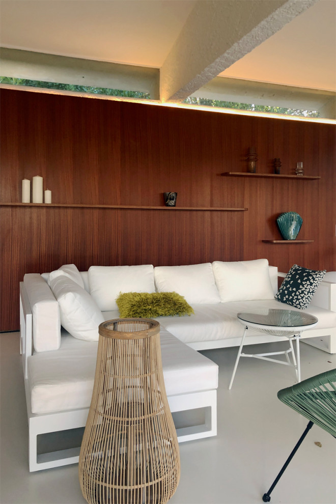 Inspiration för ett stort funkis vardagsrum, med bruna väggar, klinkergolv i porslin och grått golv