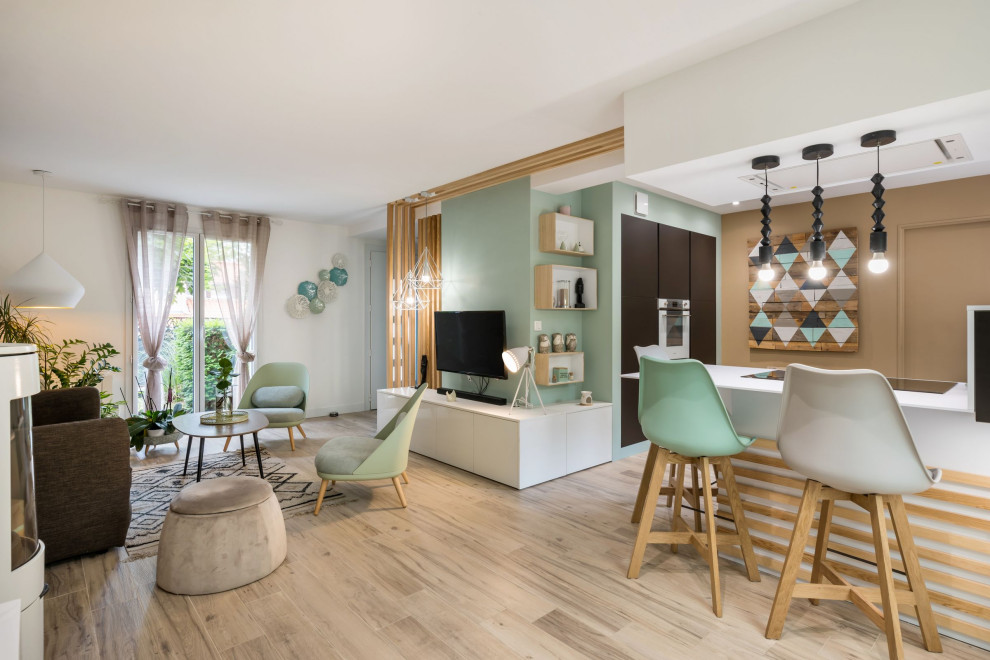 Kleines, Offenes Nordisches Wohnzimmer mit grüner Wandfarbe, Keramikboden, Kaminofen, TV-Wand und beigem Boden in Lyon