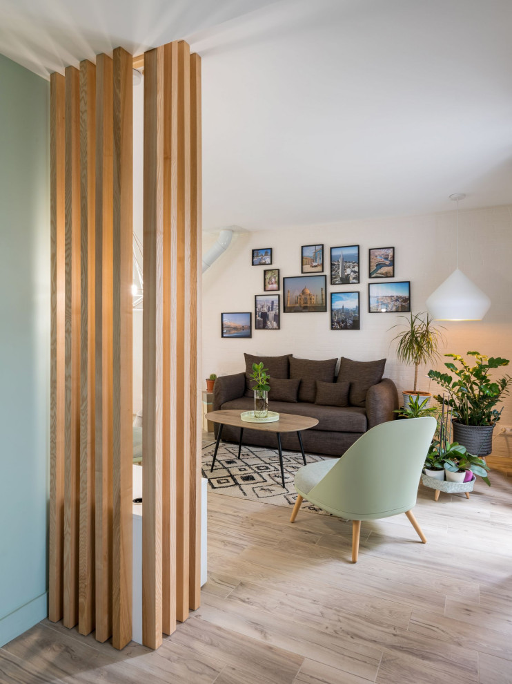 リヨンにある高級な小さな北欧スタイルのおしゃれなLDK (緑の壁、セラミックタイルの床、薪ストーブ、壁掛け型テレビ、ベージュの床) の写真