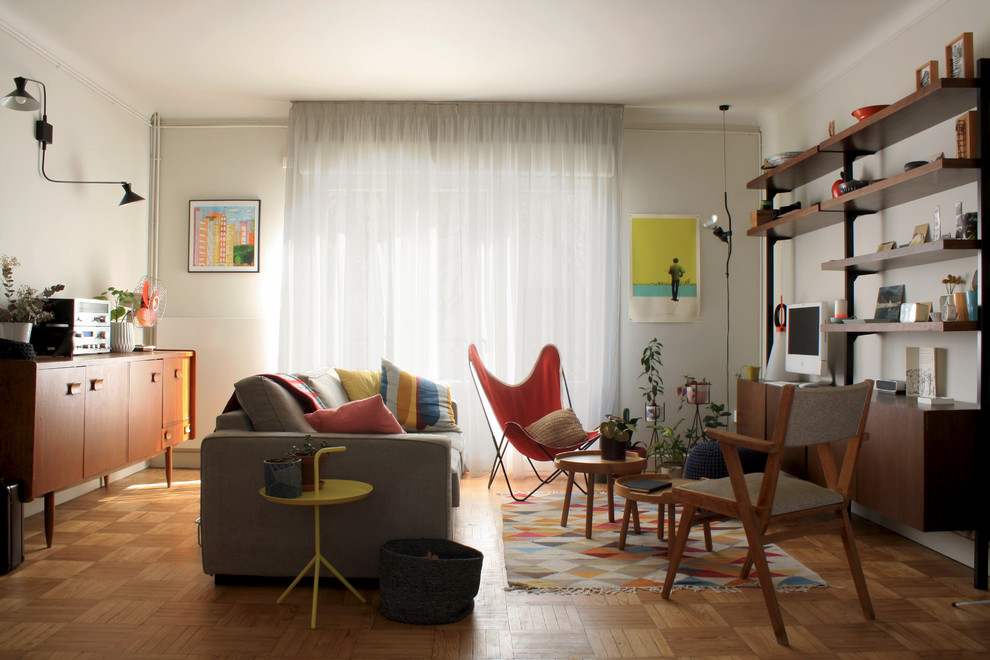 Cette photo montre un salon tendance avec un mur blanc, un sol en bois brun et un sol marron.