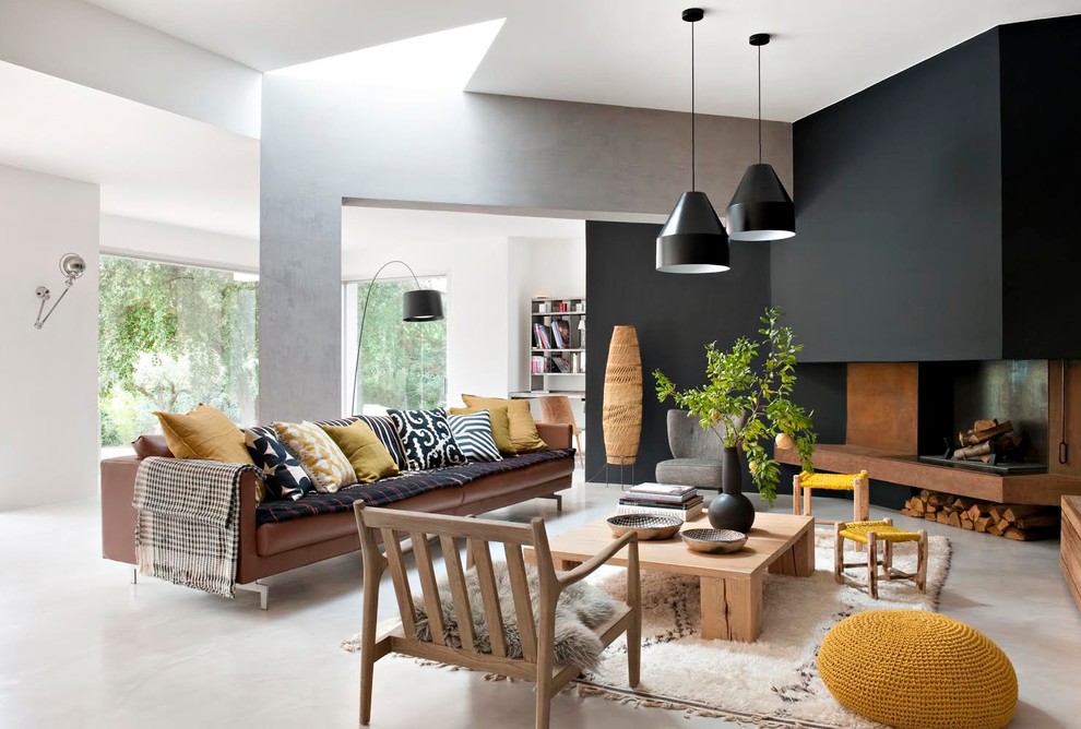 Diseño de salón contemporáneo con paredes multicolor y suelo de cemento