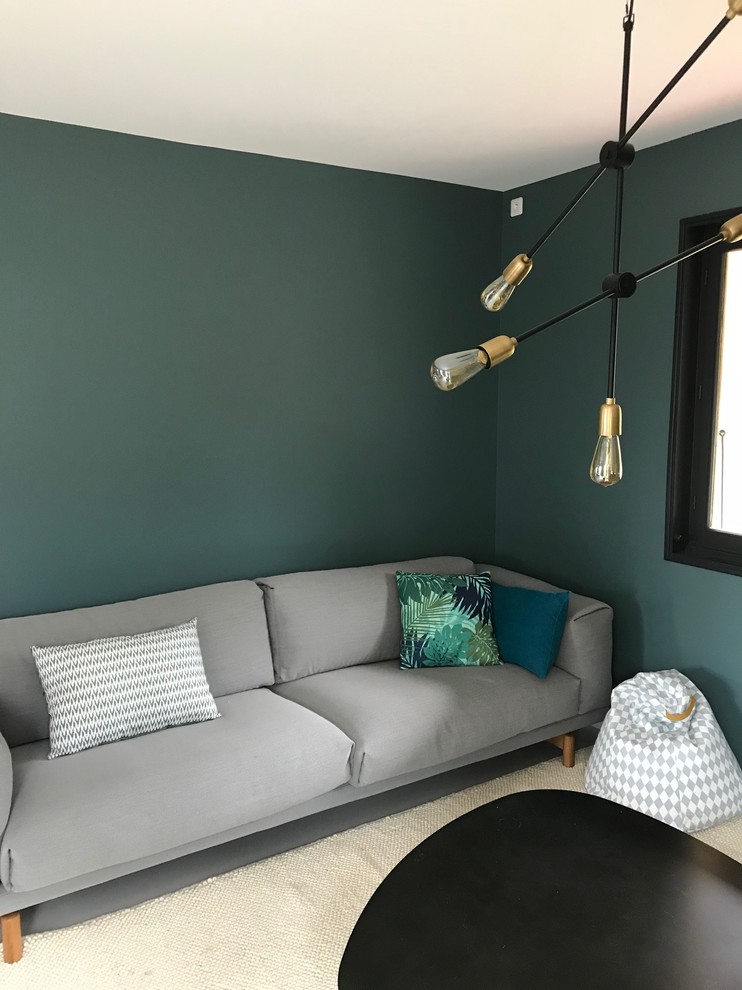 Mittelgroßes, Offenes Industrial Wohnzimmer ohne Kamin mit grüner Wandfarbe, Betonboden und grauem Boden in Lyon