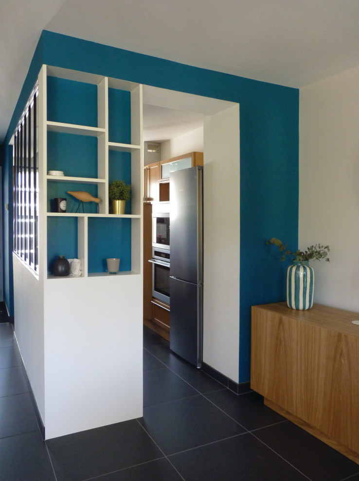 Aménagement d'un salon contemporain de taille moyenne et fermé avec un mur bleu, un sol en carrelage de céramique, aucune cheminée, aucun téléviseur et un sol noir.