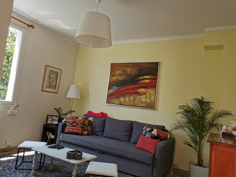Kleines, Offenes Modernes Wohnzimmer mit beiger Wandfarbe, Terrakottaboden, freistehendem TV und beigem Boden in Nantes