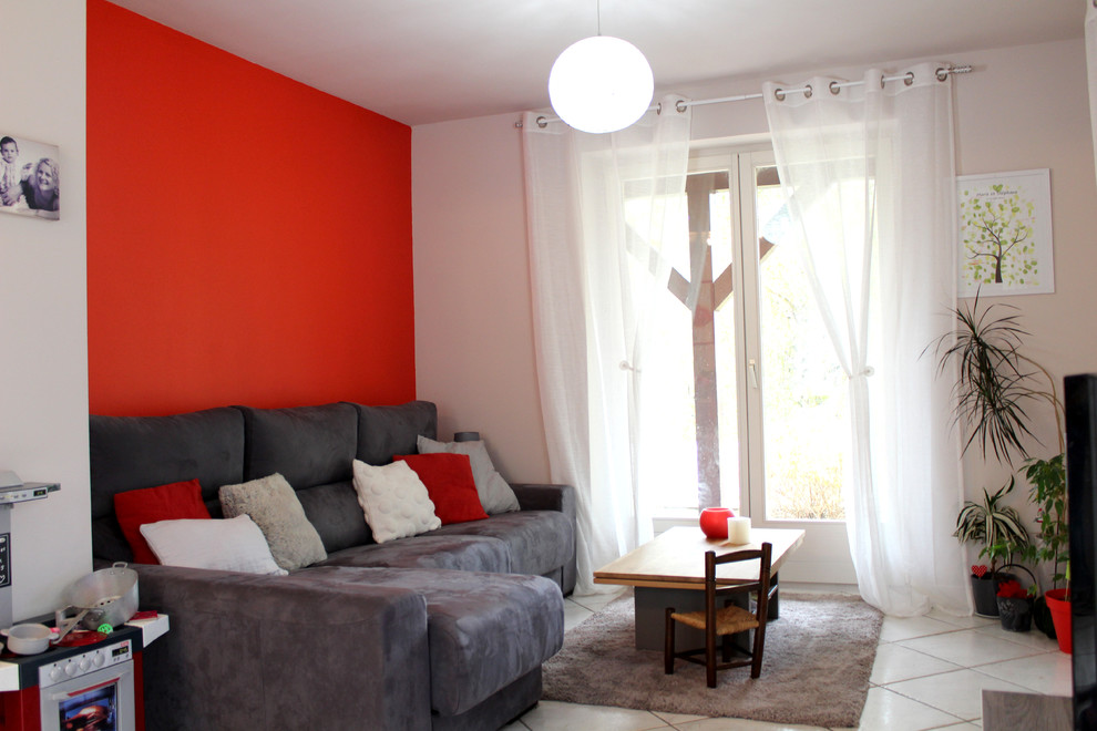 Foto de salón con barra de bar abierto contemporáneo grande sin chimenea con paredes rojas, suelo de baldosas de porcelana y televisor colgado en la pared