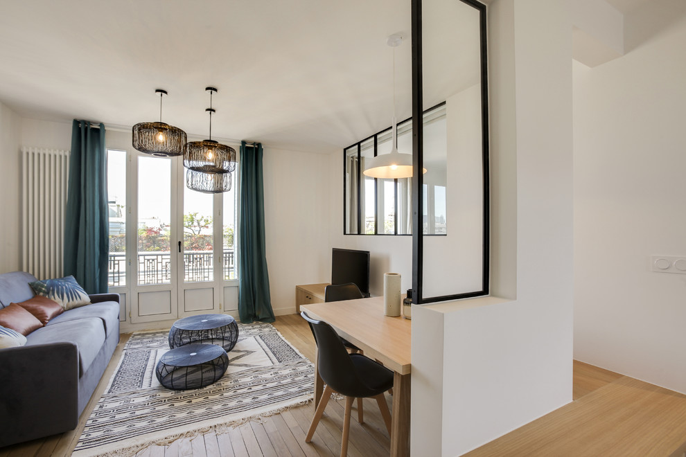 Kleines, Offenes Skandinavisches Wohnzimmer mit weißer Wandfarbe, hellem Holzboden, freistehendem TV und beigem Boden in Paris