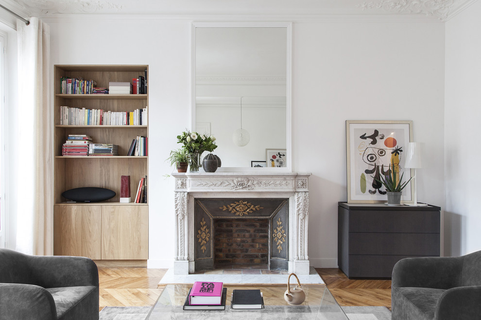 Aménagement d'un grand salon contemporain ouvert avec un mur blanc, un sol en bois brun, une cheminée standard et un sol marron.