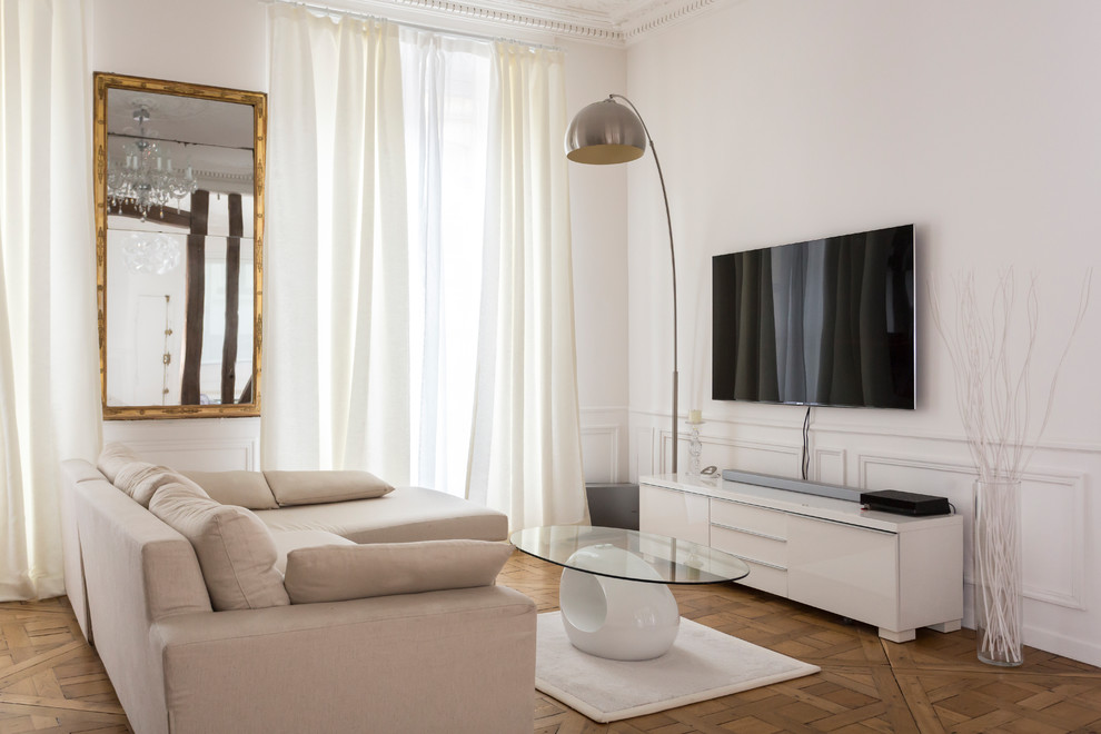 Immagine di un soggiorno minimal di medie dimensioni e aperto con sala formale, pareti bianche, TV a parete, pavimento marrone, pavimento in legno massello medio e nessun camino