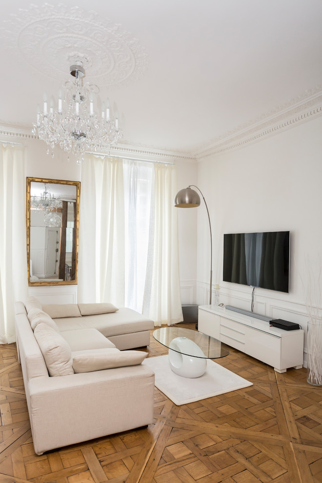 Immagine di un grande soggiorno contemporaneo aperto con pareti bianche, pavimento in legno massello medio, nessun camino, TV a parete e pavimento marrone
