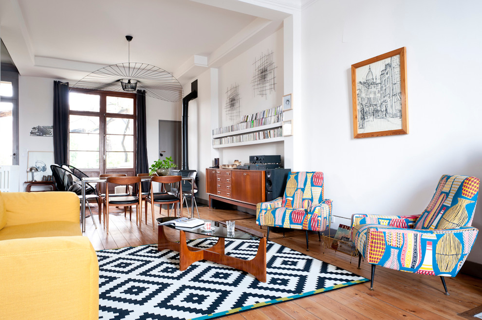 Offenes Modernes Wohnzimmer mit weißer Wandfarbe und braunem Holzboden in Bordeaux