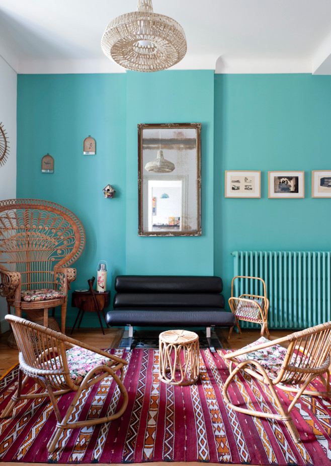 Foto di un soggiorno bohémian di medie dimensioni e chiuso con pareti blu, pavimento in legno massello medio, nessun camino, nessuna TV e sala formale