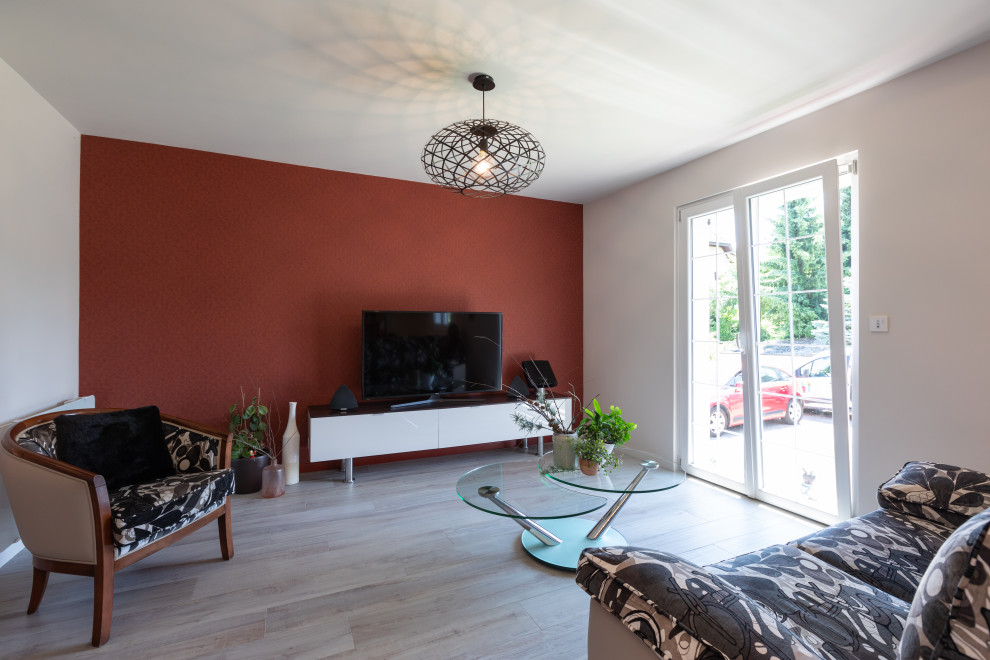 Idée de décoration pour un salon tradition de taille moyenne et ouvert avec un mur rouge, un sol en carrelage de céramique, un téléviseur indépendant et un sol beige.