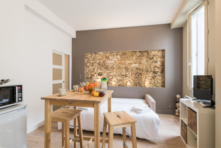 На фото: маленькая изолированная гостиная комната в современном стиле с серыми стенами, светлым паркетным полом и отдельно стоящим телевизором для на участке и в саду