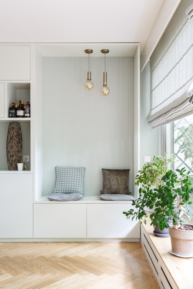 Großes, Offenes Skandinavisches Wohnzimmer ohne Kamin mit weißer Wandfarbe, hellem Holzboden, Multimediawand und beigem Boden in Paris