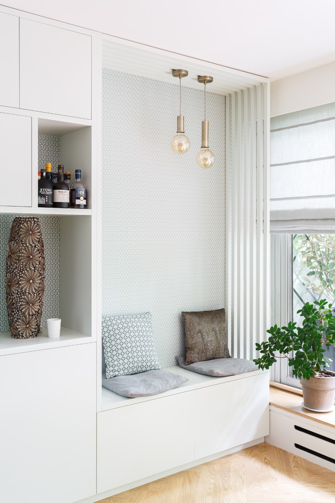 Großes, Offenes Skandinavisches Wohnzimmer ohne Kamin mit hellem Holzboden, beigem Boden, weißer Wandfarbe und Multimediawand in Paris