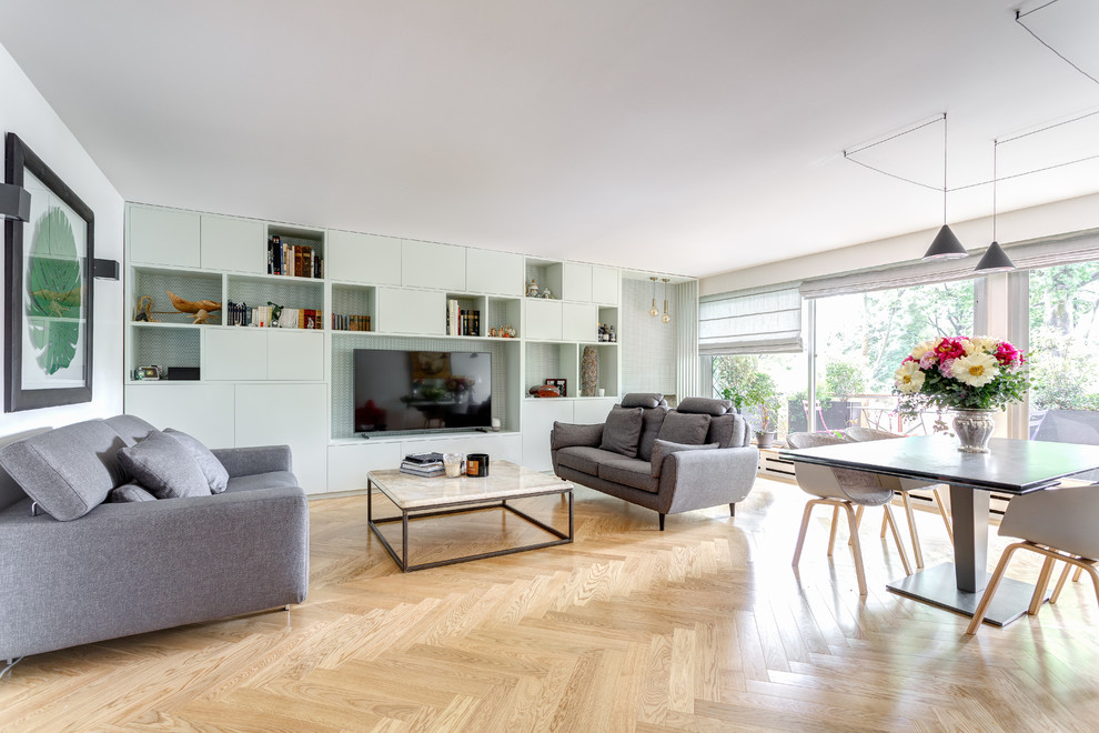 Großes, Offenes Nordisches Wohnzimmer ohne Kamin mit weißer Wandfarbe, hellem Holzboden, Multimediawand und beigem Boden in Paris