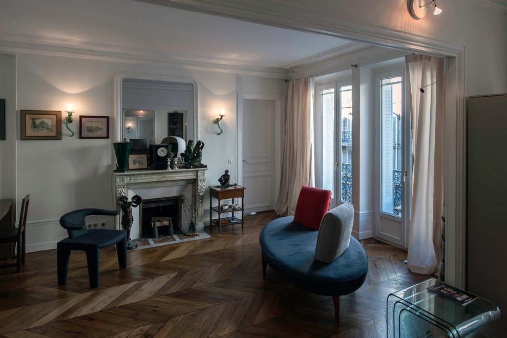 На фото: гостиная комната среднего размера в классическом стиле
