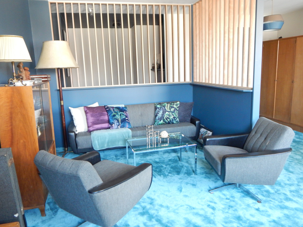 Foto de salón abierto retro grande con paredes azules, moqueta y suelo azul