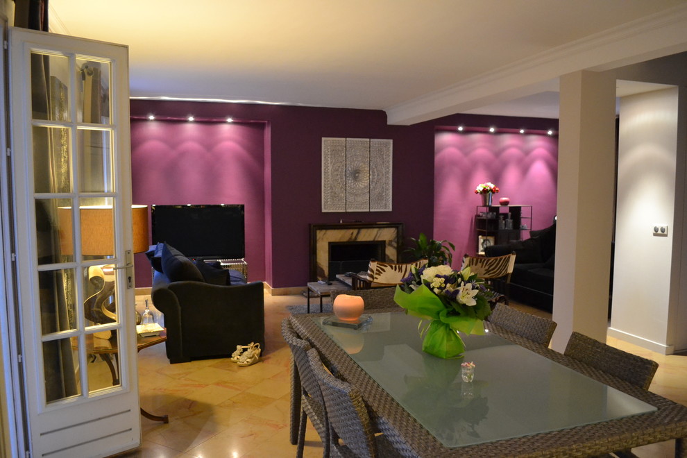 Ejemplo de salón abierto actual de tamaño medio con paredes púrpuras, suelo de baldosas de cerámica y todas las chimeneas
