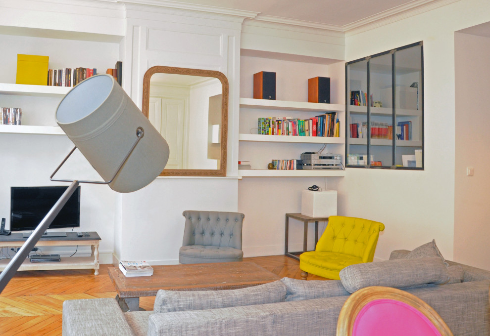 Foto di un soggiorno minimal aperto e di medie dimensioni con pareti bianche, pavimento in legno massello medio, TV autoportante, pavimento marrone e boiserie