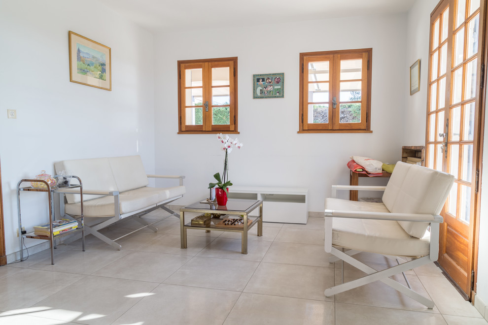 Exemple d'un salon méditerranéen de taille moyenne et fermé avec un mur blanc, un sol en carrelage de céramique, aucun téléviseur, un sol beige et une salle de réception.