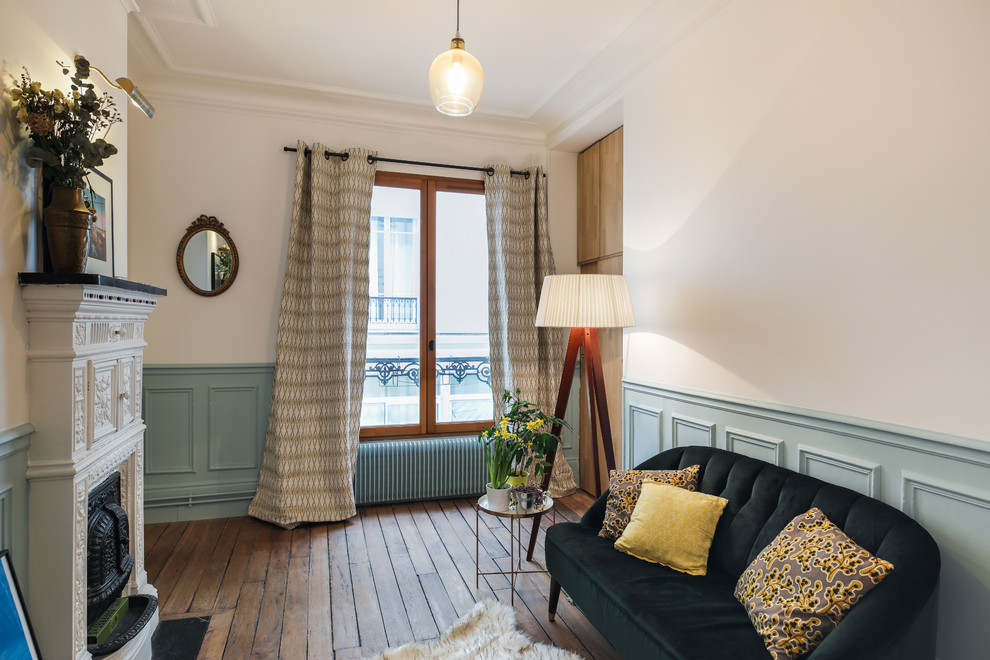 Diseño de salón vintage pequeño con paredes azules, suelo de madera en tonos medios, estufa de leña y suelo marrón