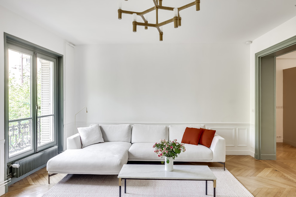 Idées déco pour un salon contemporain ouvert avec une salle de réception, un mur blanc, parquet clair et un sol beige.