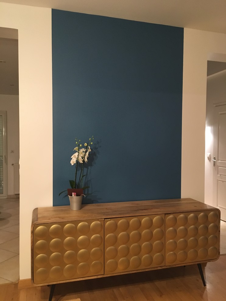 Пример оригинального дизайна: открытая гостиная комната среднего размера в современном стиле с синими стенами, светлым паркетным полом, печью-буржуйкой, фасадом камина из металла и бежевым полом