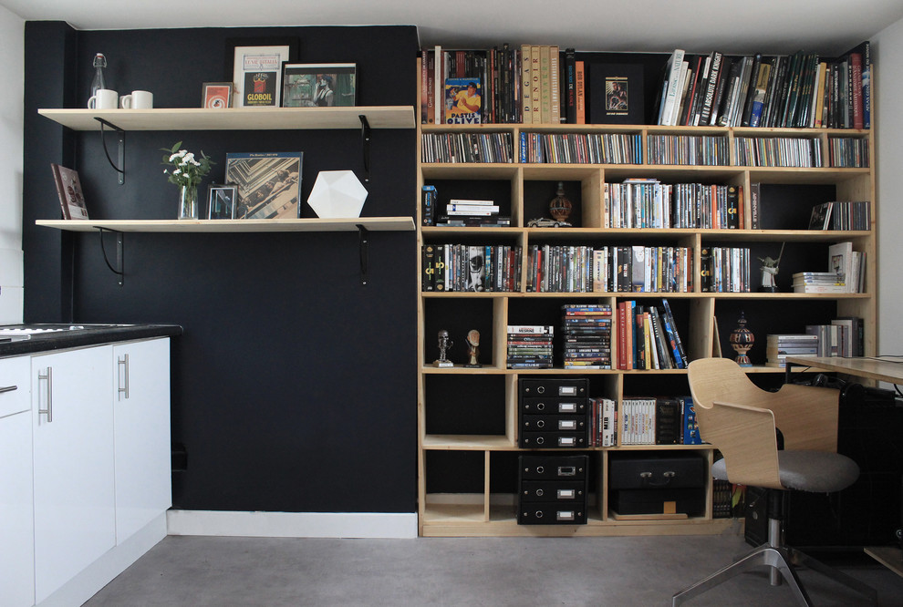 Идея дизайна: маленькая изолированная гостиная комната в современном стиле с черными стенами, полом из линолеума, телевизором на стене и серым полом без камина для на участке и в саду