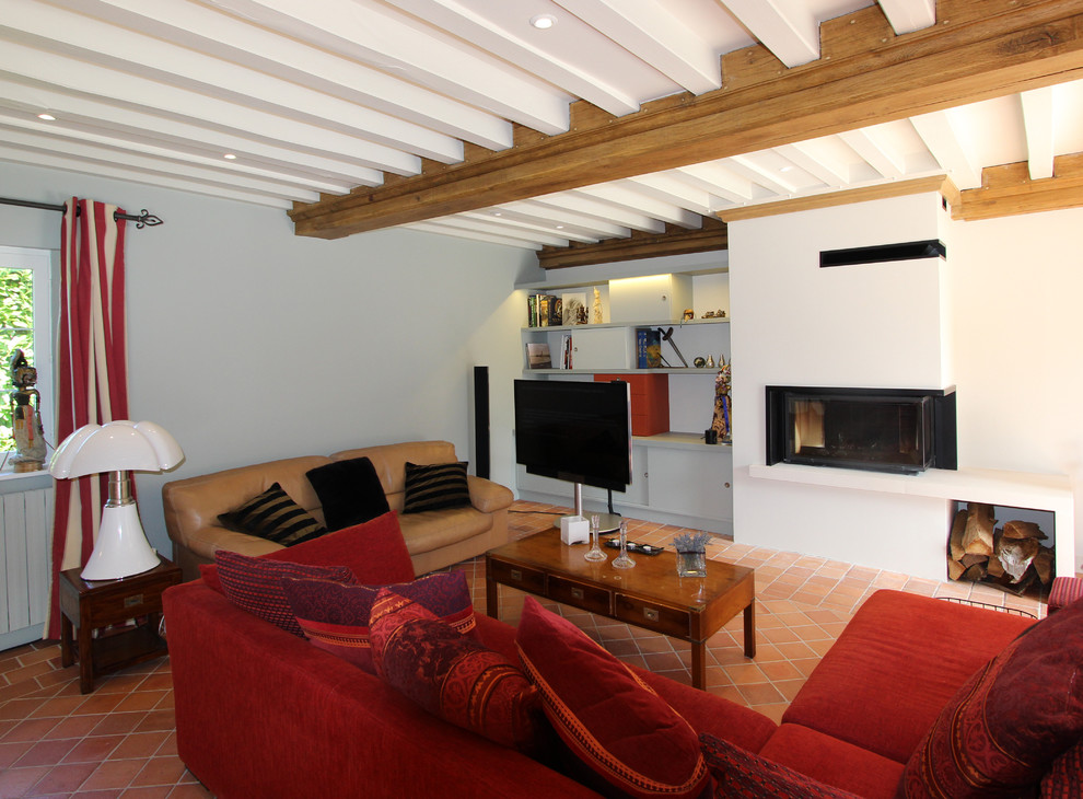 Example of a trendy living room design in Le Havre