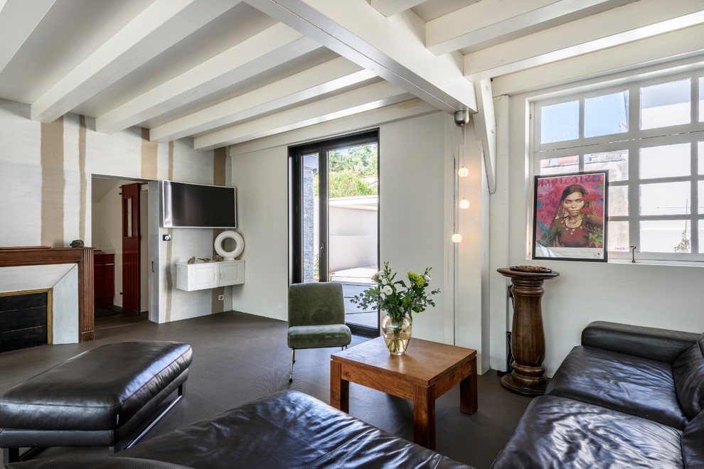 Aménagement d'un grand salon contemporain ouvert avec un mur blanc, un téléviseur fixé au mur, une salle de réception, un sol en vinyl et un sol gris.
