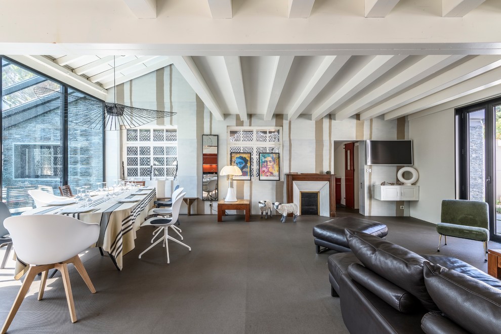 Esempio di un grande soggiorno contemporaneo con pavimento in vinile e pavimento grigio