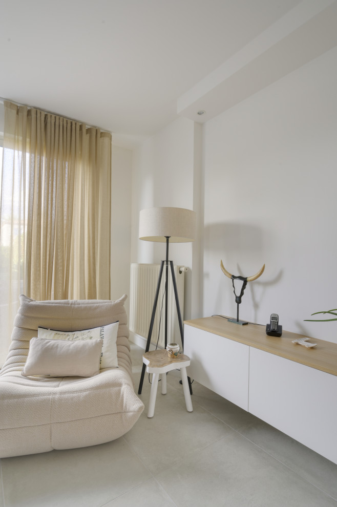 Immagine di un grande soggiorno tradizionale aperto con pareti bianche, pavimento con piastrelle in ceramica, TV autoportante e pavimento beige