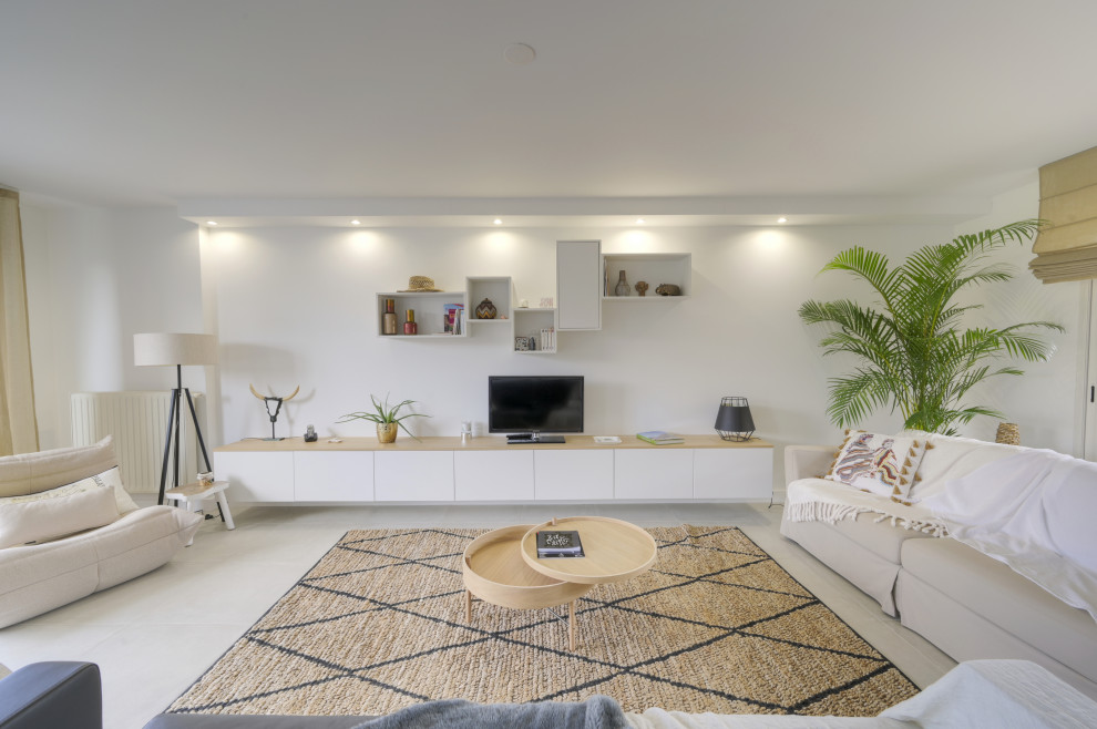 Ejemplo de salón abierto tradicional renovado grande con paredes blancas, suelo de baldosas de cerámica, televisor independiente y suelo beige