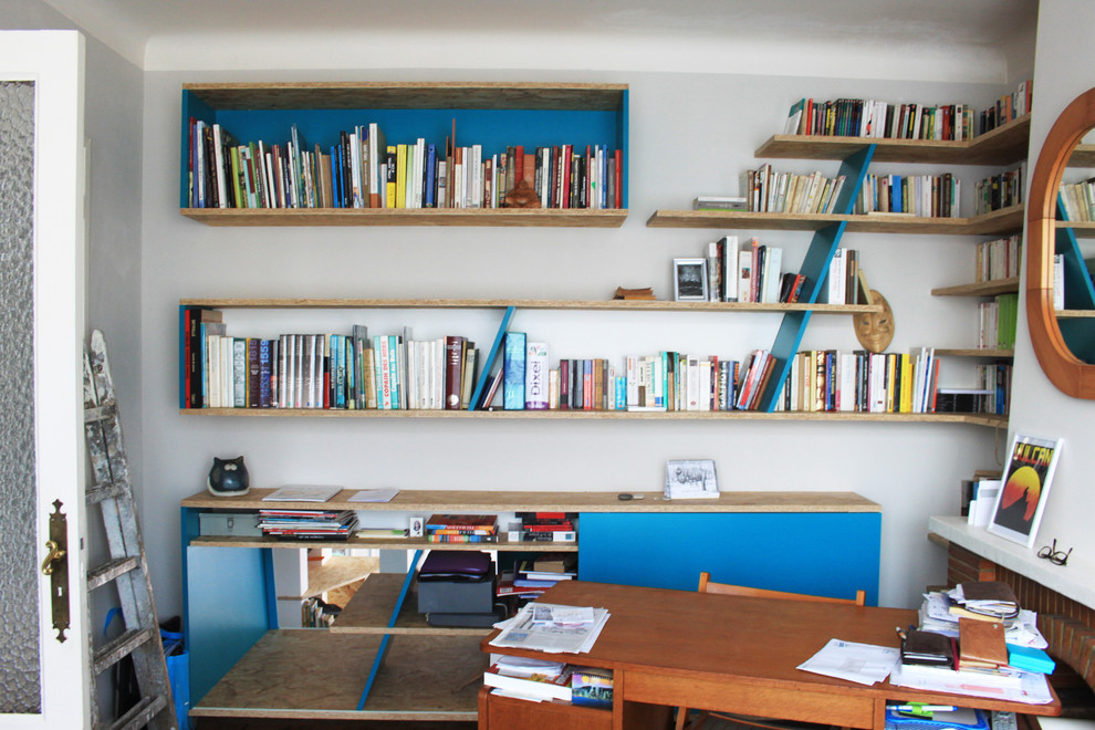 Foto di un piccolo soggiorno nordico aperto con libreria, pareti bianche, pavimento in linoleum e TV autoportante