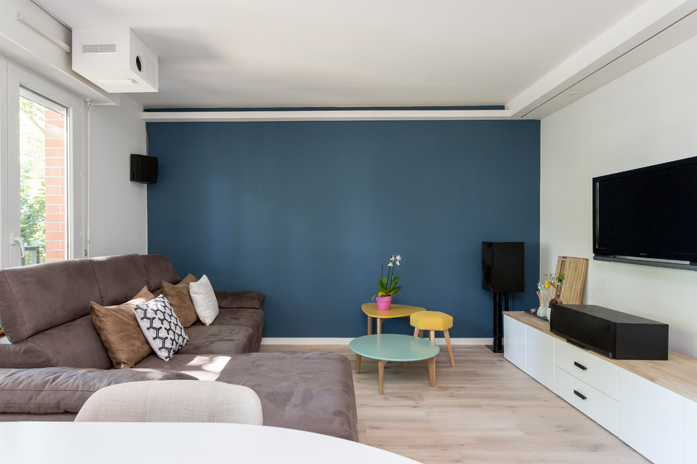 Idee per un soggiorno moderno di medie dimensioni e aperto con parquet chiaro, nessun camino, TV a parete, pavimento beige e pareti blu
