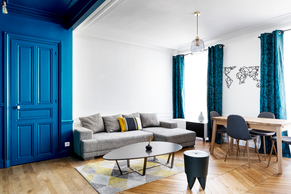 Стильный дизайн: открытая гостиная комната среднего размера в скандинавском стиле с белыми стенами и светлым паркетным полом - последний тренд