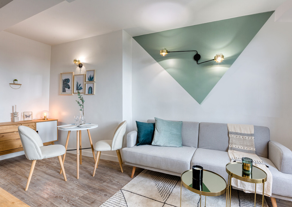 Источник вдохновения для домашнего уюта: маленькая изолированная гостиная комната в скандинавском стиле с зелеными стенами, светлым паркетным полом, телевизором на стене и серым полом без камина для на участке и в саду