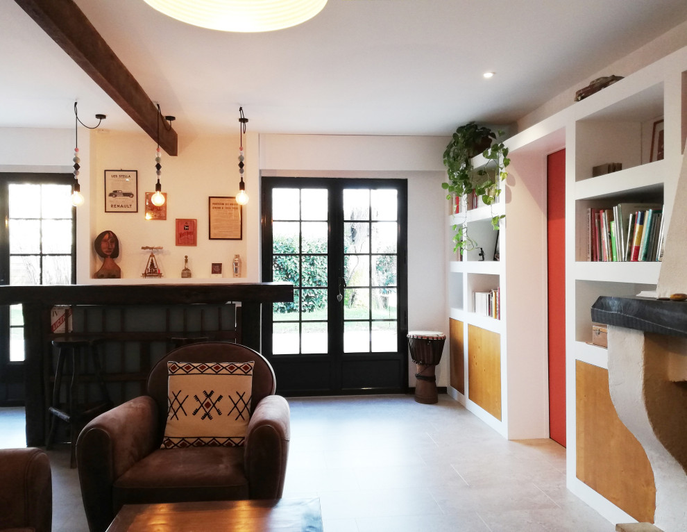 Cette image montre un salon bohème de taille moyenne et fermé avec un bar de salon, un mur rouge, sol en stratifié, une cheminée standard, un manteau de cheminée en plâtre, un téléviseur indépendant, un sol beige, poutres apparentes et du lambris.