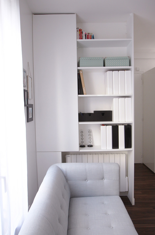Kleines Modernes Wohnzimmer ohne Kamin mit weißer Wandfarbe und freistehendem TV in Paris