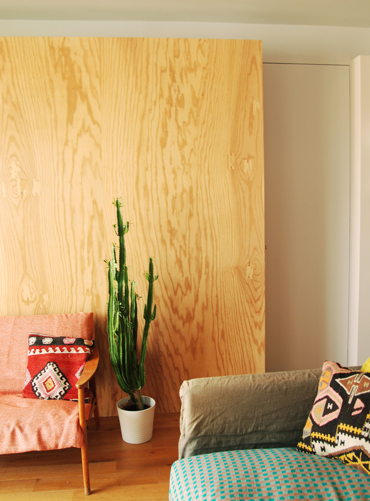 Источник вдохновения для домашнего уюта: открытая гостиная комната среднего размера в скандинавском стиле с светлым паркетным полом и отдельно стоящим телевизором