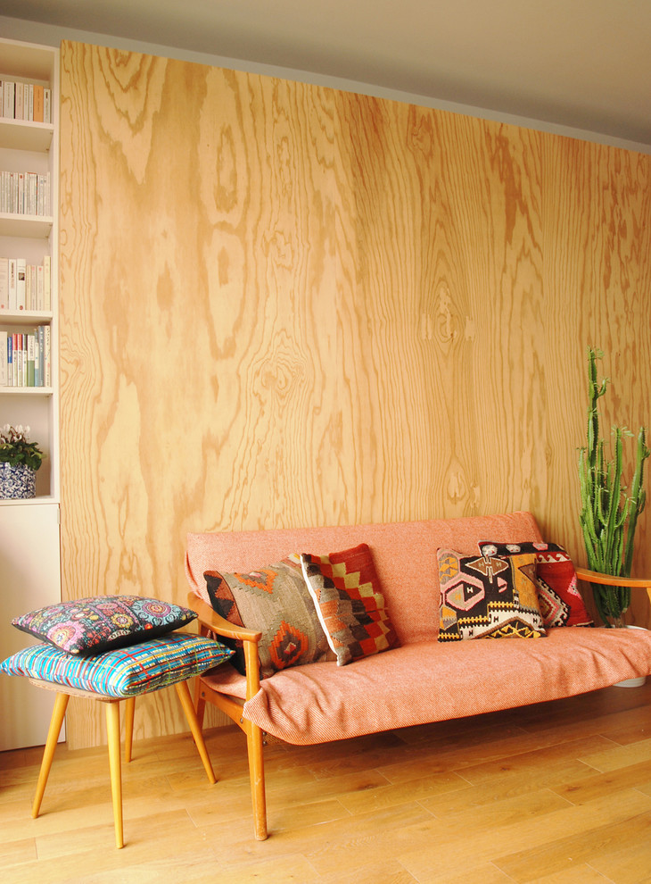 Mittelgroßes, Offenes Skandinavisches Wohnzimmer ohne Kamin mit hellem Holzboden und freistehendem TV in Paris