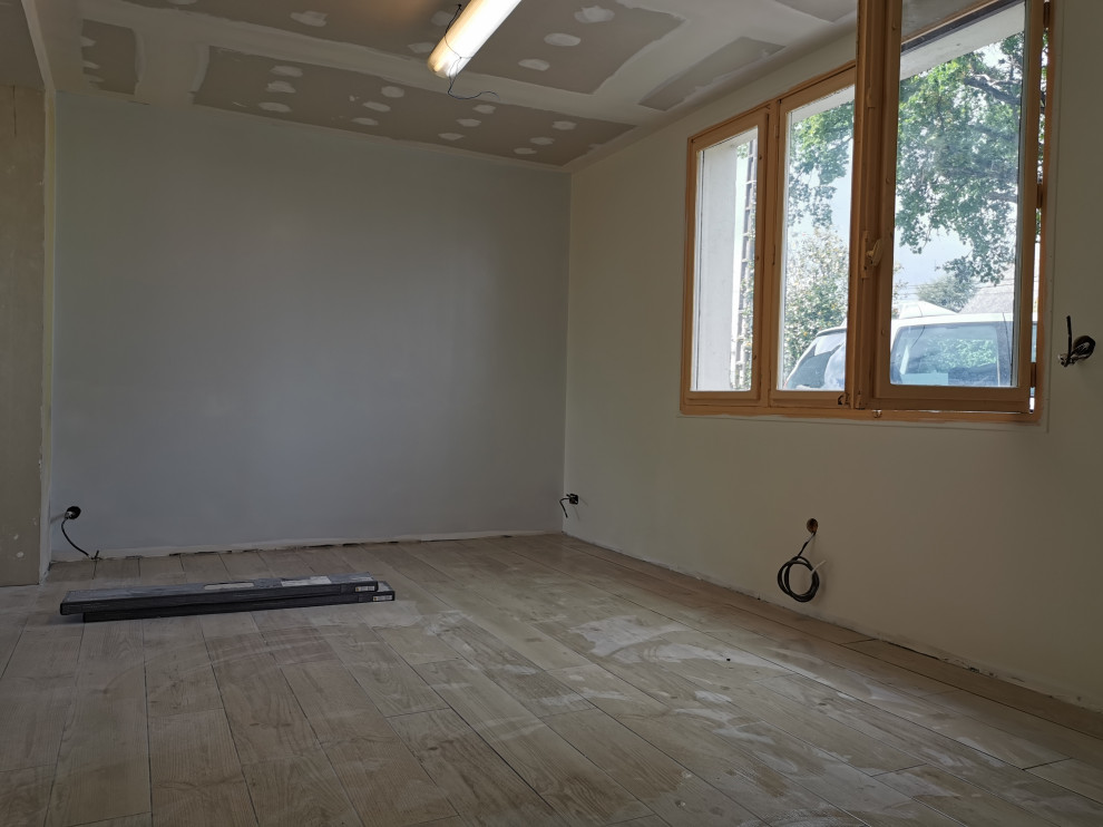 Idee per un soggiorno minimalista di medie dimensioni e aperto con pareti grigie, TV autoportante e pavimento beige