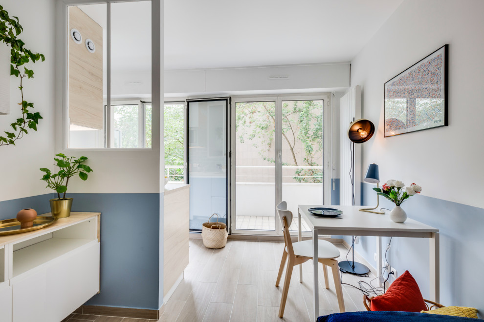 Kleines, Offenes, Fernseherloses Nordisches Wohnzimmer ohne Kamin mit blauer Wandfarbe und hellem Holzboden in Paris