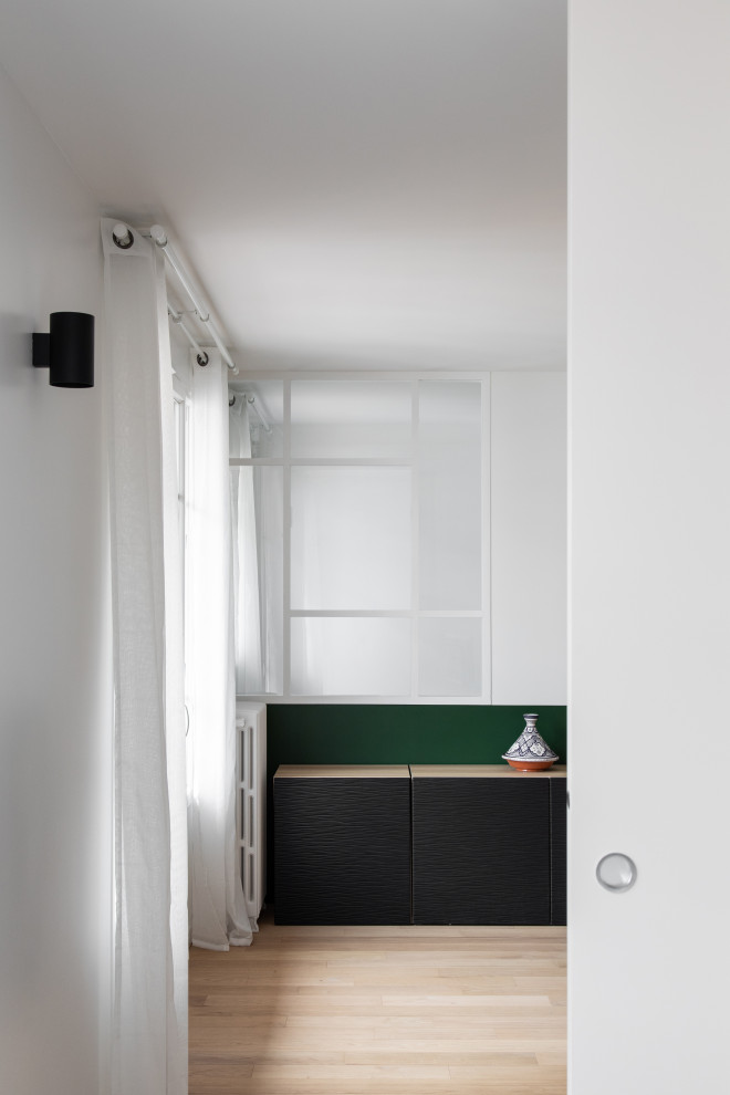 Kleines, Offenes Modernes Wohnzimmer mit grüner Wandfarbe, hellem Holzboden und beigem Boden in Paris