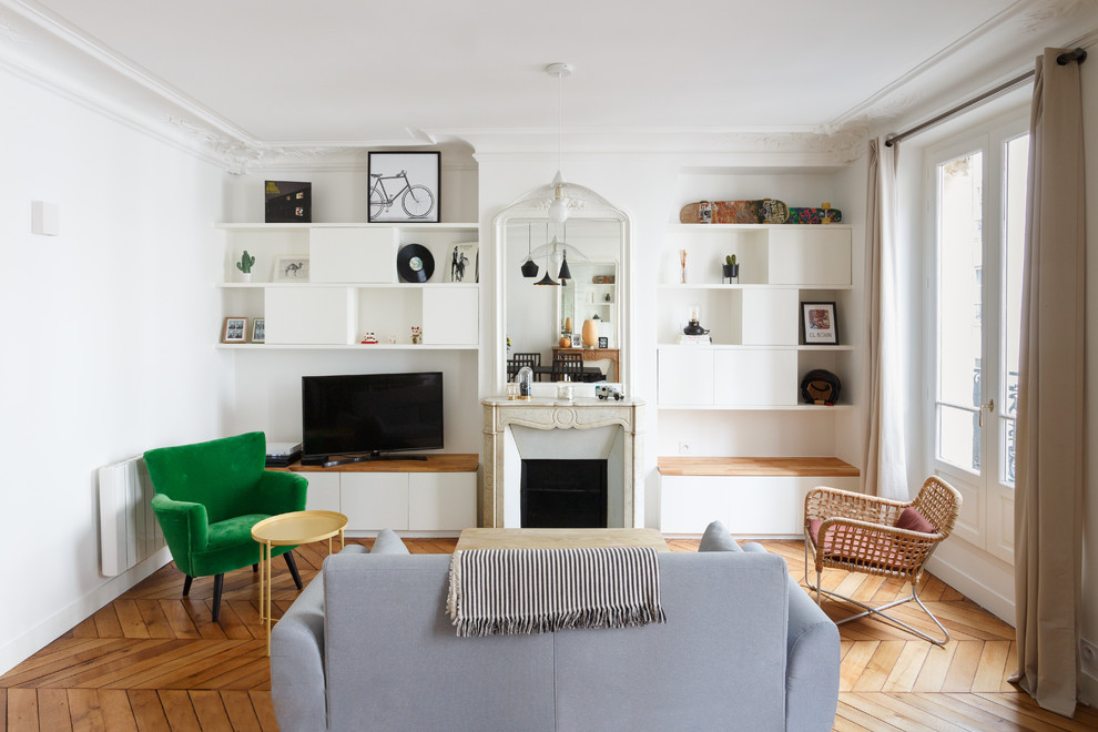 Cette image montre un salon minimaliste de taille moyenne et ouvert avec un mur blanc, un sol en bois brun, une cheminée standard, un manteau de cheminée en pierre, un téléviseur indépendant et un sol marron.